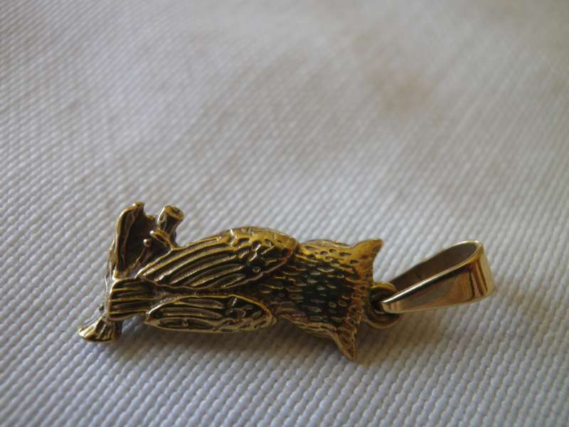 Stunning 9ct Gold & Diamond or CZ?? OWL PENDANT!!