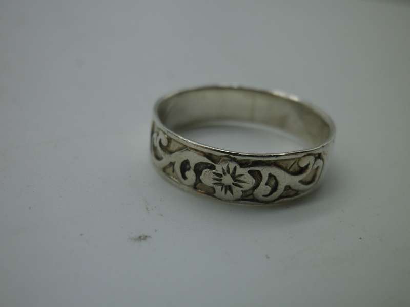 Pretty little Vintage Sterling Silver ring with floral embellishment Size O.  2g width 5mm