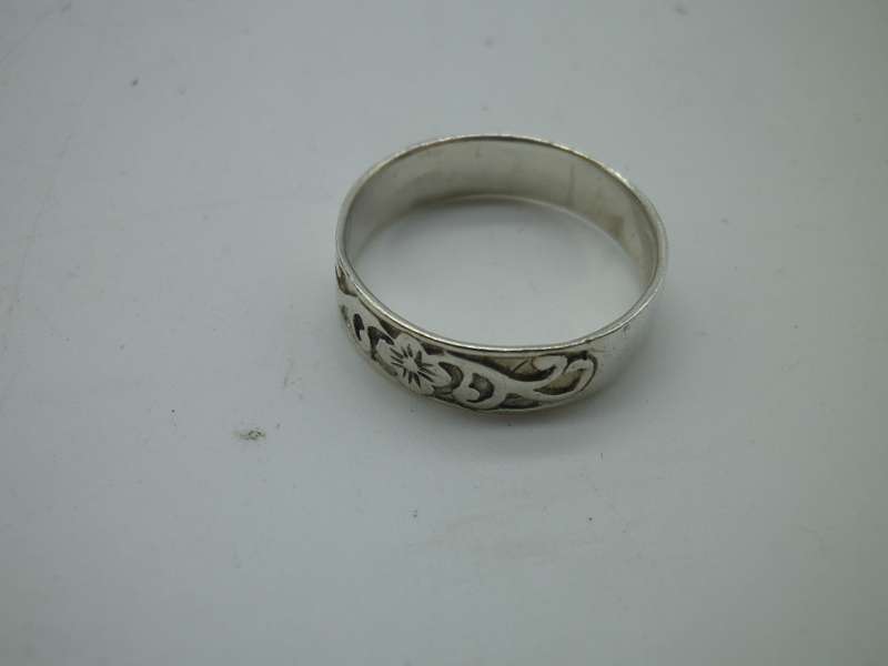 Pretty little Vintage Sterling Silver ring with floral embellishment Size O.  2g width 5mm