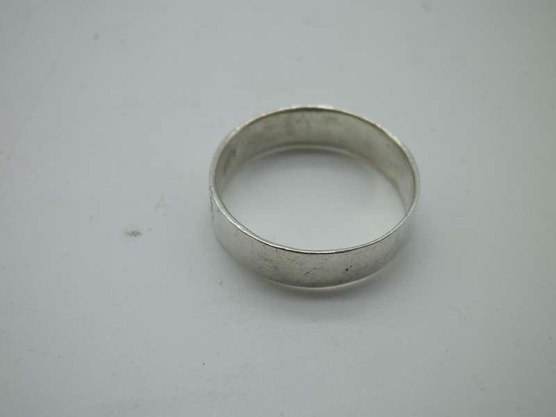 Pretty little Vintage Sterling Silver ring with floral embellishment Size O.  2g width 5mm