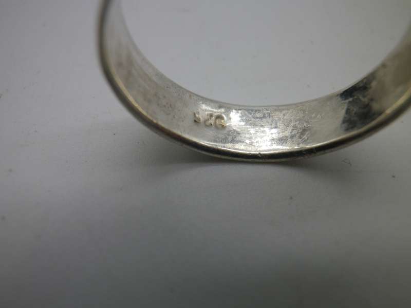 Pretty little Vintage Sterling Silver ring with floral embellishment Size O.  2g width 5mm