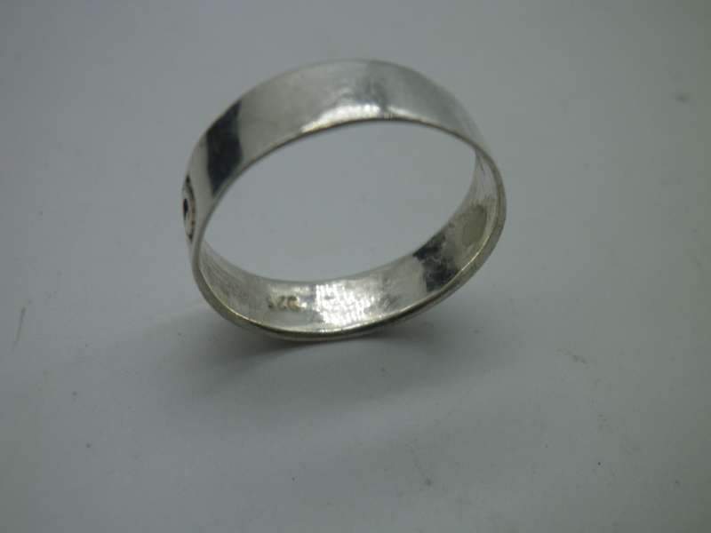 Pretty little Vintage Sterling Silver ring with floral embellishment Size O.  2g width 5mm