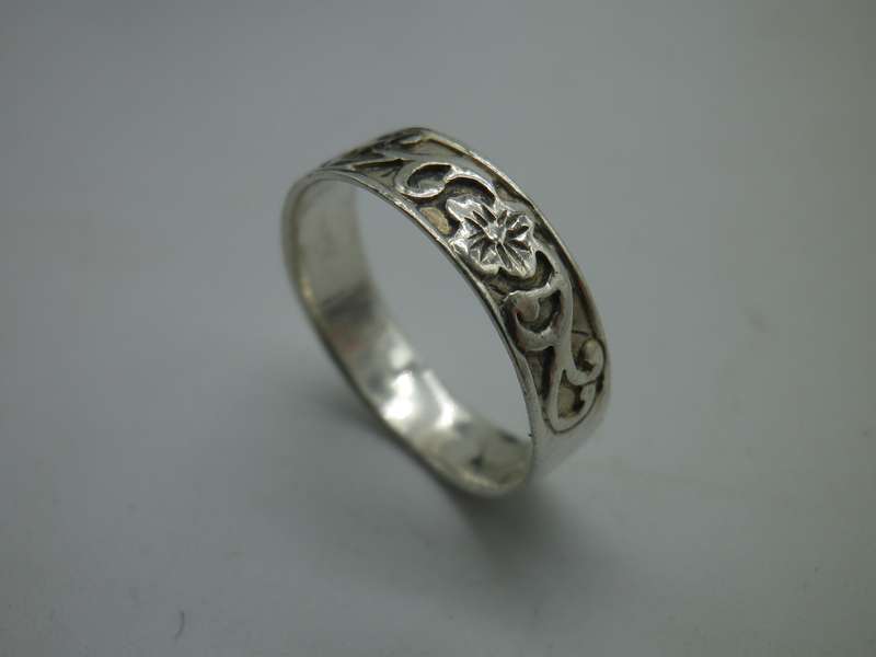 Pretty little Vintage Sterling Silver ring with floral embellishment Size O.  2g width 5mm