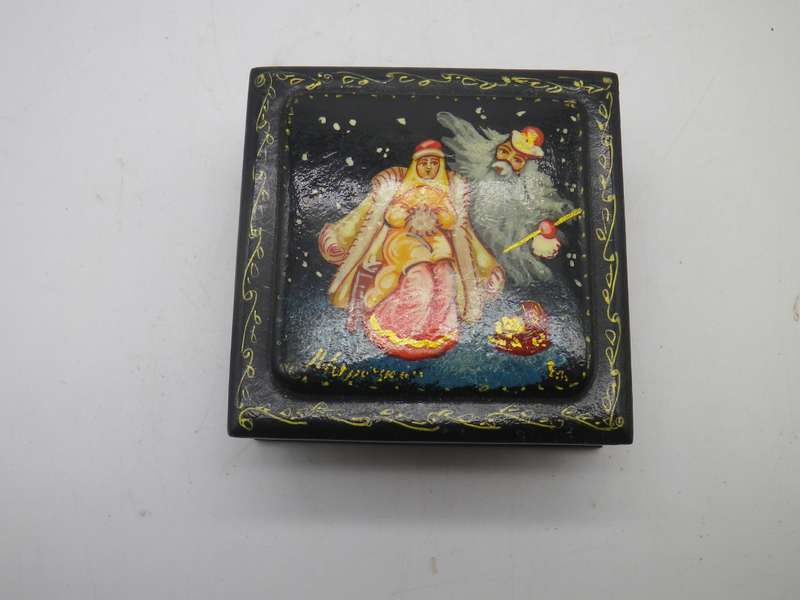 Russian Black Lacquer hand painted, signed square lidded vintage trinket box. 6x6cm