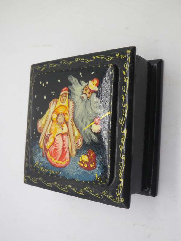 Russian Black Lacquer hand painted, signed square lidded vintage trinket box. 6x6cm