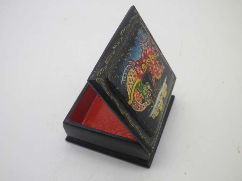 Russian Black Lacquer hand painted, signed square lidded vintage trinket box. 6x6cm