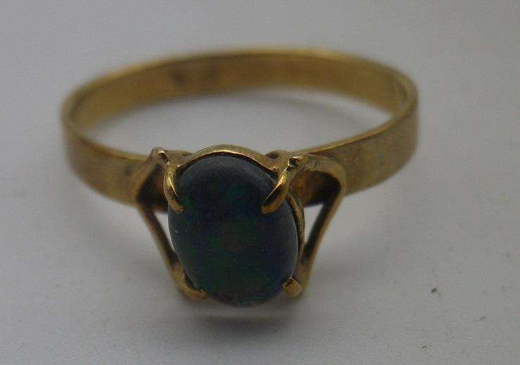 9ct Yellow Gold & OPAL Vintage Ring. Size  J ½. 1.38g
