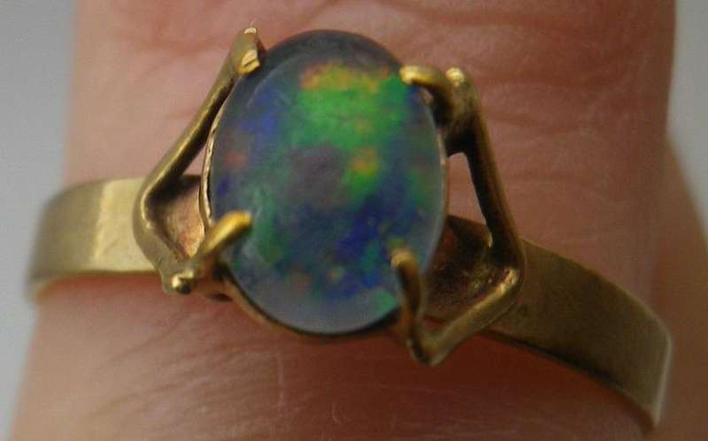9ct Yellow Gold & OPAL Vintage Ring. Size  J ½. 1.38g