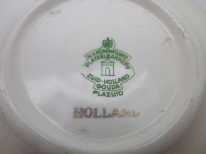 Vintage GOUDA Royal Zuid Holland Plateelbakkern ceramic inkwell with glass inset.