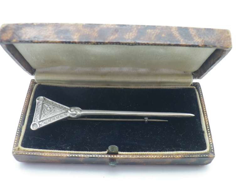 Hallmarked Sterling Silver CELTIC Kilt pin or brooch. Birmingham 1957 7.8cm 7.5g