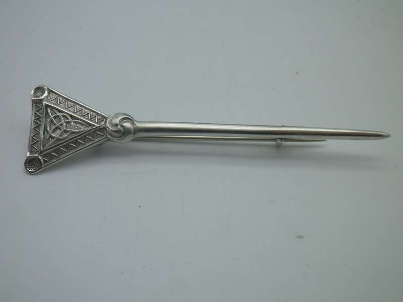 Hallmarked Sterling Silver CELTIC Kilt pin or brooch. Birmingham 1957 7.8cm 7.5g