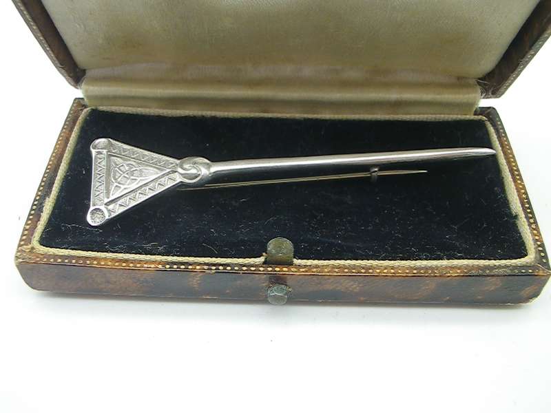 Hallmarked Sterling Silver CELTIC Kilt pin or brooch. Birmingham 1957 7.8cm 7.5g