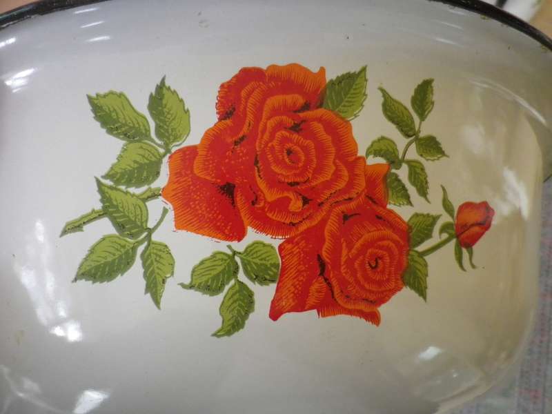 Vintage Enamel Large Wash basin set- jug and bowl. White with red roses. Very good condition