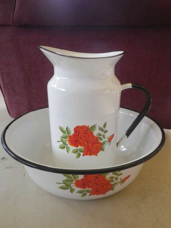 Vintage Enamel Large Wash basin set- jug and bowl. White with red roses. Very good condition