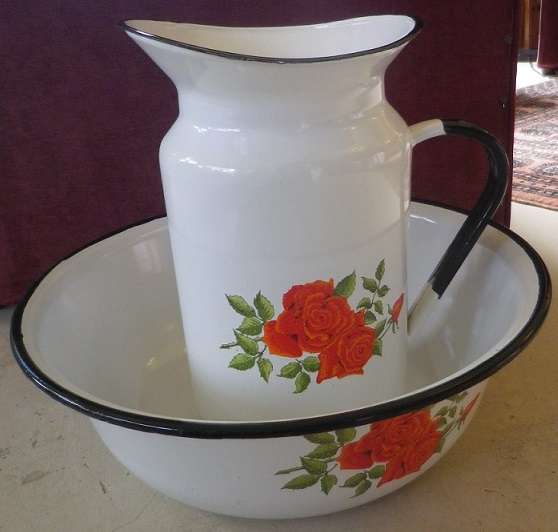 Vintage Enamel Large Wash basin set- jug and bowl. White with red roses. Very good condition