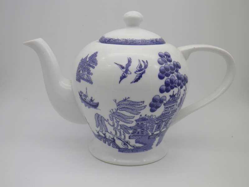 BLUE WILLOW PATTERN Regent teapot! Dishwasher & Microwave safe