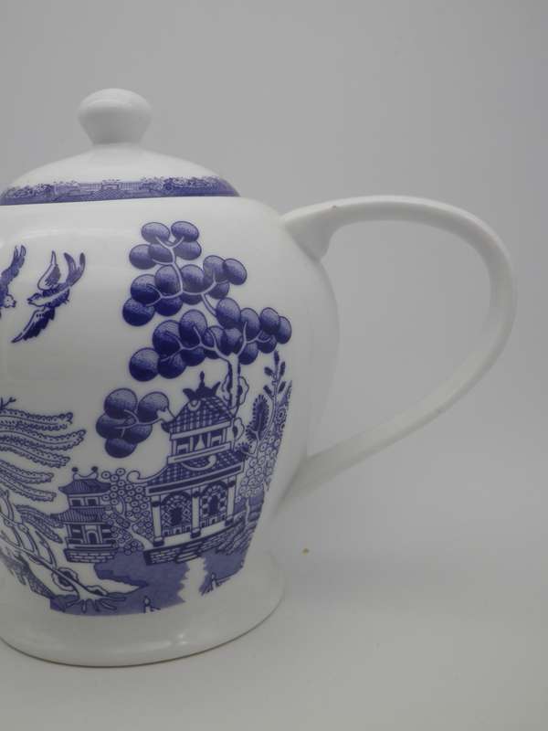BLUE WILLOW PATTERN Regent teapot! Dishwasher & Microwave safe