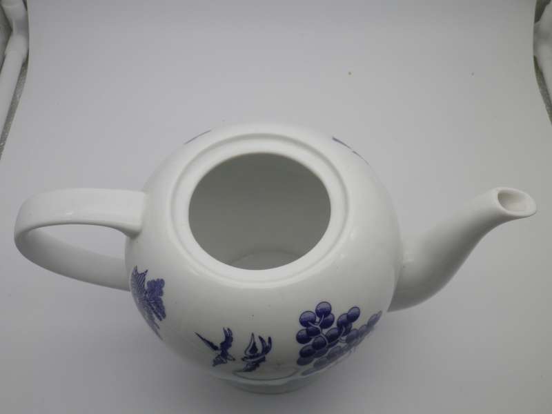 BLUE WILLOW PATTERN Regent teapot! Dishwasher & Microwave safe