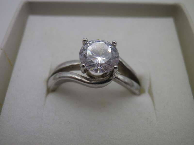 Beautiful VINTAGE STERLING SILVER & CZ Solitaire Ring. American Swiss Size: N.  3.74 g