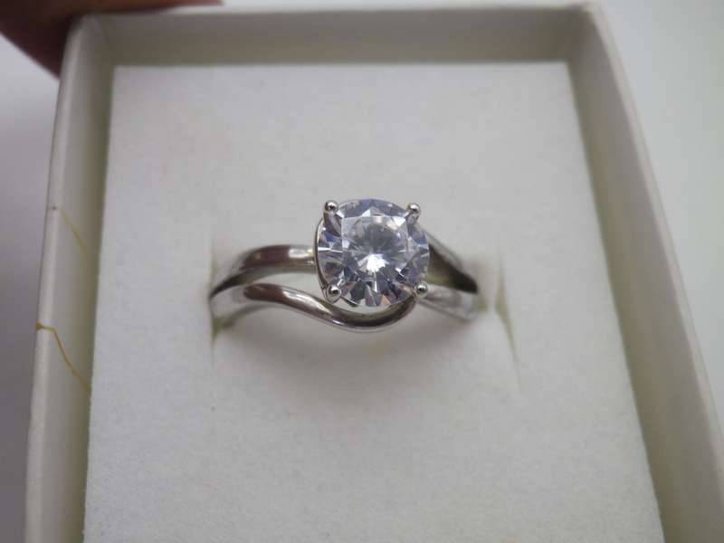 Beautiful VINTAGE STERLING SILVER & CZ Solitaire Ring. American Swiss Size: N.  3.74 g