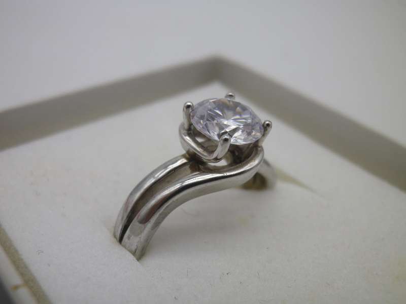 Beautiful VINTAGE STERLING SILVER & CZ Solitaire Ring. American Swiss Size: N.  3.74 g