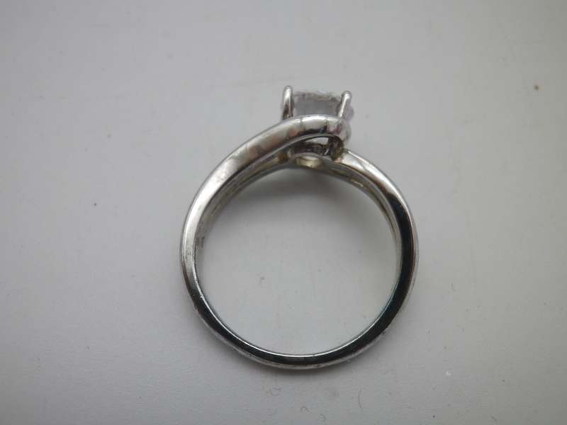 Beautiful VINTAGE STERLING SILVER & CZ Solitaire Ring. American Swiss Size: N.  3.74 g