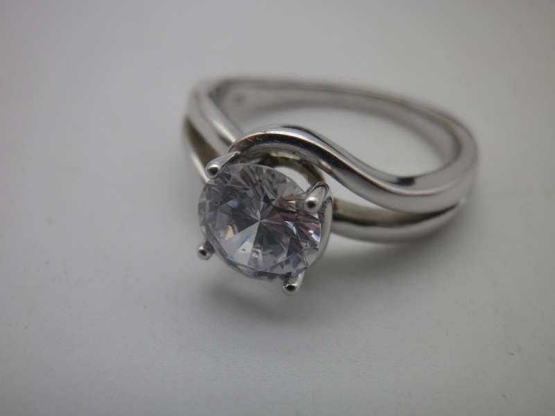 Beautiful VINTAGE STERLING SILVER & CZ Solitaire Ring. American Swiss Size: N.  3.74 g