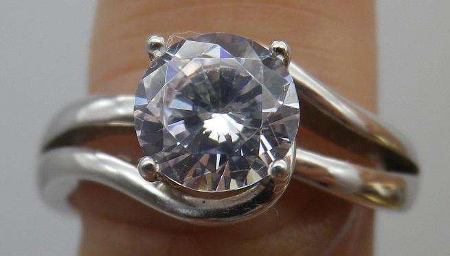 Beautiful VINTAGE STERLING SILVER & CZ Solitaire Ring. American Swiss Size: N.  3.74 g