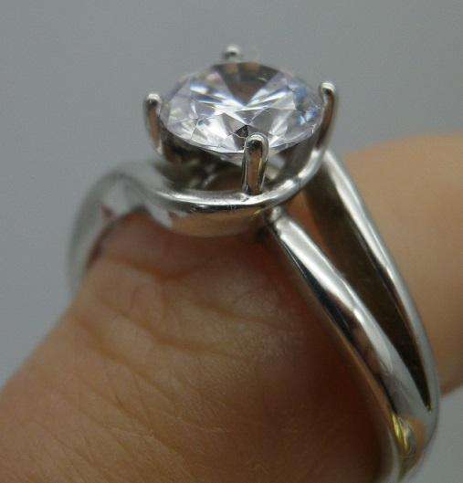 Beautiful VINTAGE STERLING SILVER & CZ Solitaire Ring. American Swiss Size: N.  3.74 g