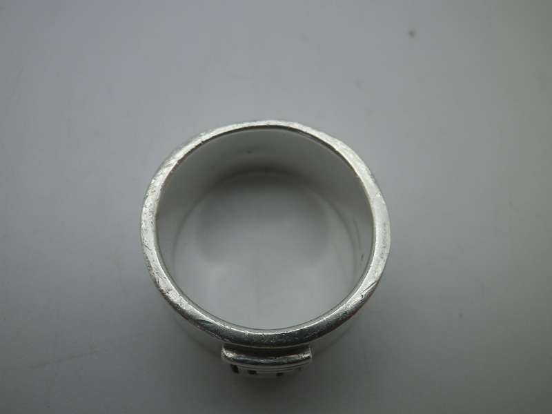 Hallmarked silver GREEK KEY DESIGN Vintage Ring. London. 11g Size: N 1/2
