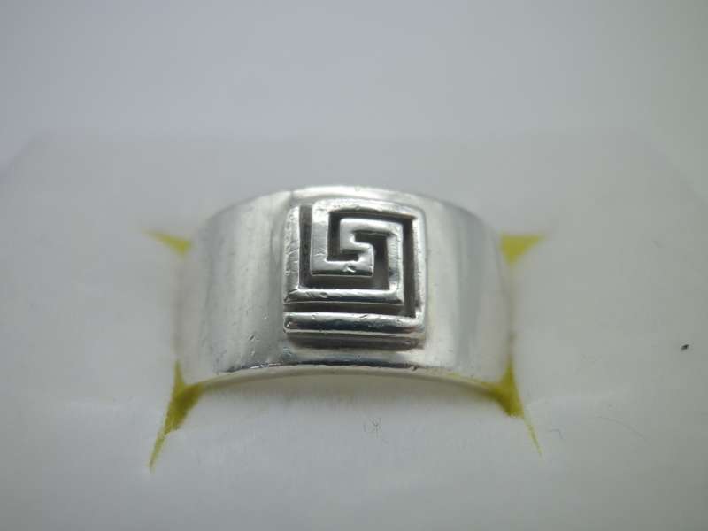 Hallmarked silver GREEK KEY DESIGN Vintage Ring. London. 11g Size: N 1/2