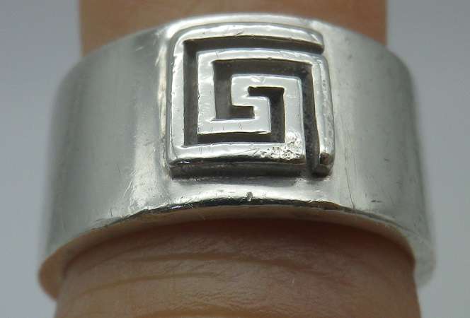 Hallmarked silver GREEK KEY DESIGN Vintage Ring. London. 11g Size: N 1/2