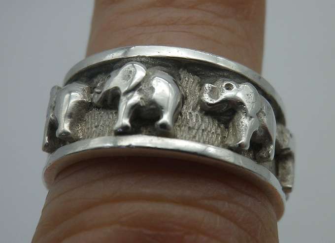 Sterling Silver ELEPHANT Vintage ring. Size N 1/2 6.80g