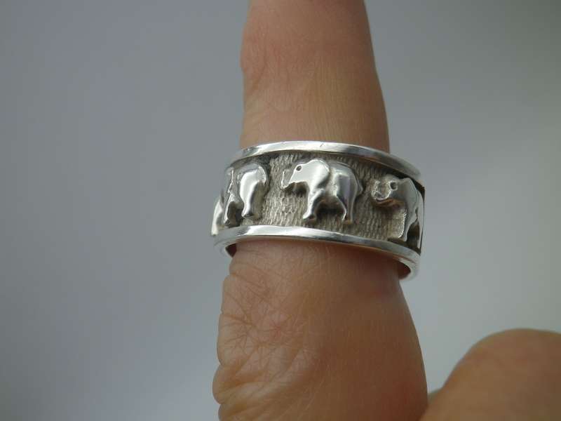 Sterling Silver ELEPHANT Vintage ring. Size N 1/2 6.80g