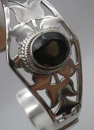 STERLING SILVER & SMOKEY QUARTZ ADJUSTABLE BANGLE. 30 G
