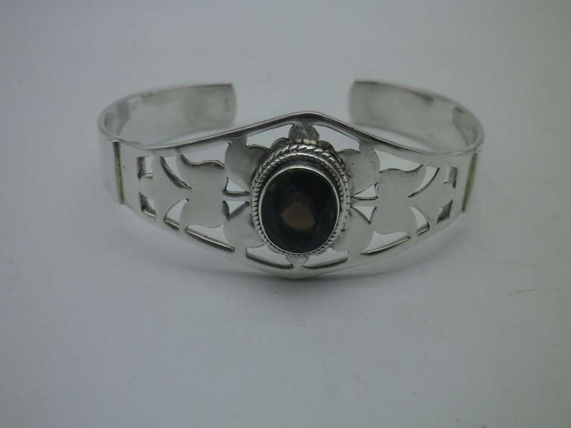 STERLING SILVER & SMOKEY QUARTZ ADJUSTABLE BANGLE. 30 G