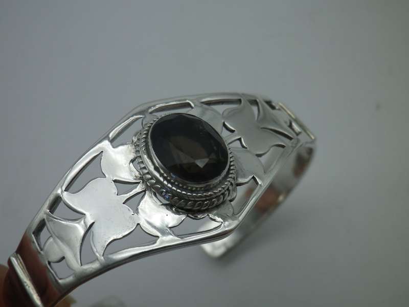STERLING SILVER & SMOKEY QUARTZ ADJUSTABLE BANGLE. 30 G