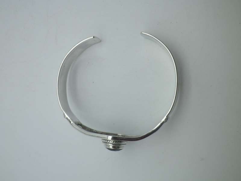 STERLING SILVER & SMOKEY QUARTZ ADJUSTABLE BANGLE. 30 G
