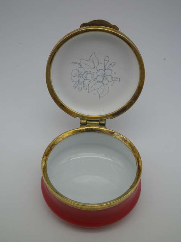 Beautiful 'Vanessa Atalanta' BUTTERFLY ROUND LIDDED CERAMIC PILL POT.   Crummles Co Ltd, England