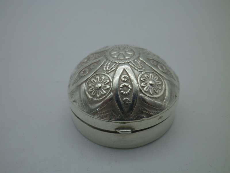 Gorgeous Sterling Silver vintage pill box. 3.3cm x 2cm deep 14g