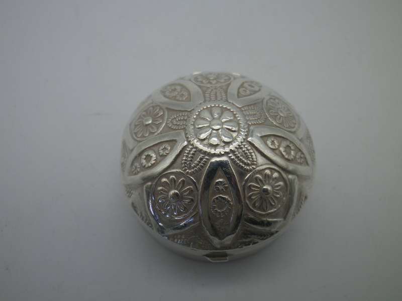 Gorgeous Sterling Silver vintage pill box. 3.3cm x 2cm deep 14g