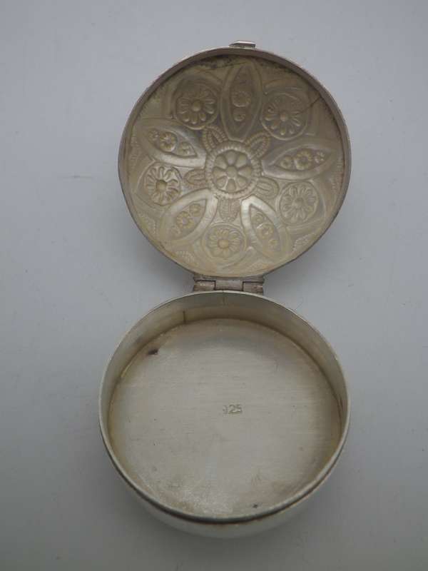 Gorgeous Sterling Silver vintage pill box. 3.3cm x 2cm deep 14g