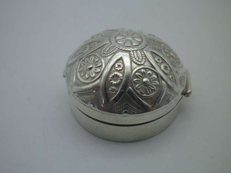 Gorgeous Sterling Silver vintage pill box. 3.3cm x 2cm deep 14g