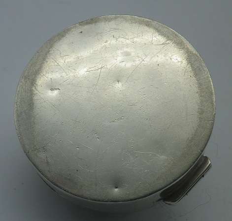 Gorgeous Sterling Silver vintage pill box. 3.3cm x 2cm deep 14g