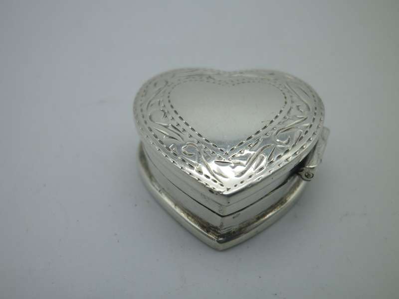 Gorgeous HEART SHAPE Sterling Silver vintage pill box   2.5x2.5x1cm 7.8g