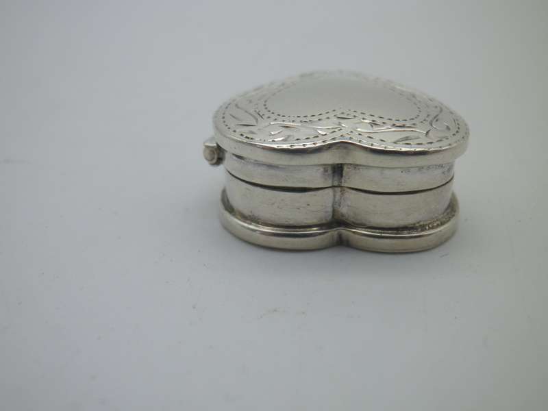 Gorgeous HEART SHAPE Sterling Silver vintage pill box   2.5x2.5x1cm 7.8g