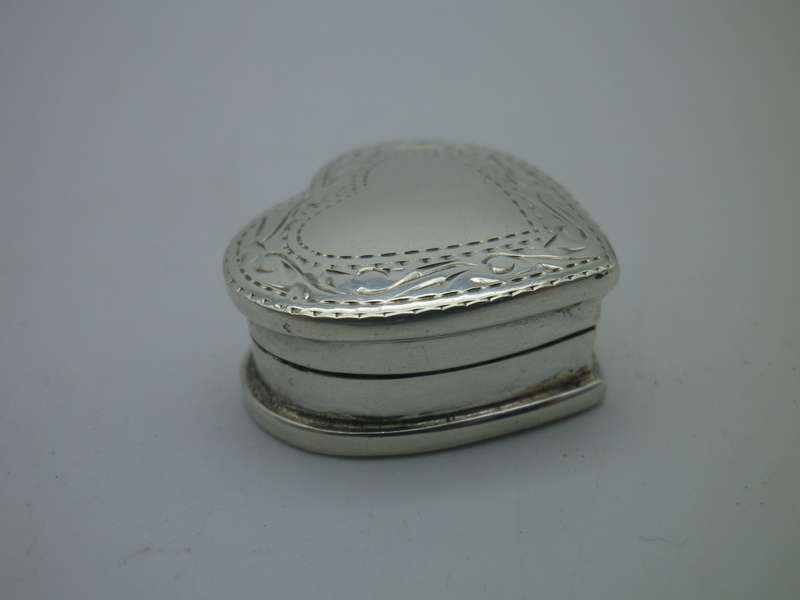 Gorgeous HEART SHAPE Sterling Silver vintage pill box   2.5x2.5x1cm 7.8g