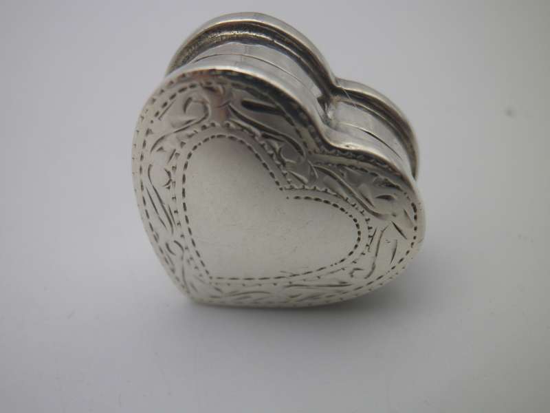 Gorgeous HEART SHAPE Sterling Silver vintage pill box   2.5x2.5x1cm 7.8g