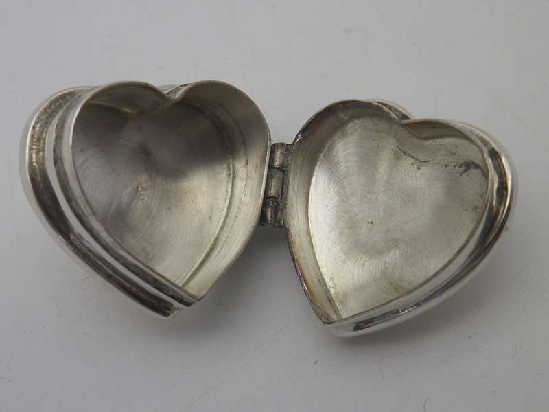 Gorgeous HEART SHAPE Sterling Silver vintage pill box   2.5x2.5x1cm 7.8g