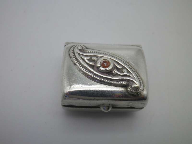 Sterling Silver vintage pill box with stone inset. 3x 2.4 x 1.2cm  21.5 g